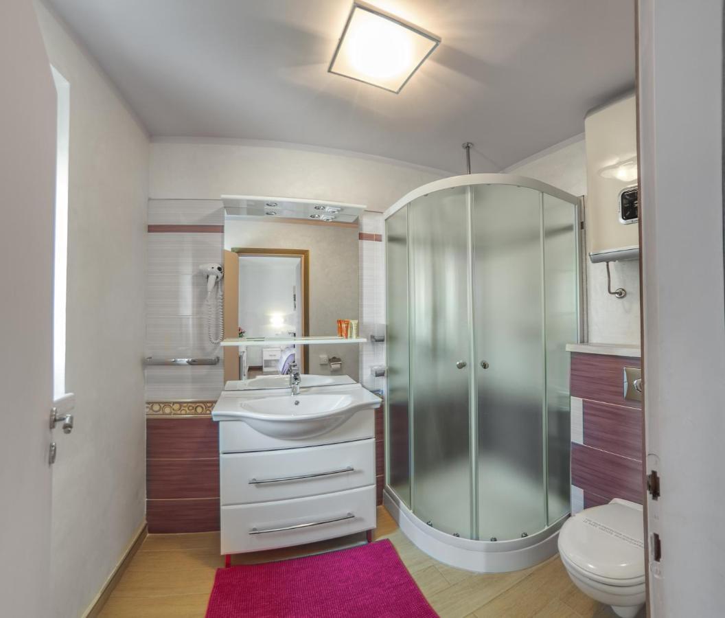 Zimmer mit Queensize-Bett und Balkon