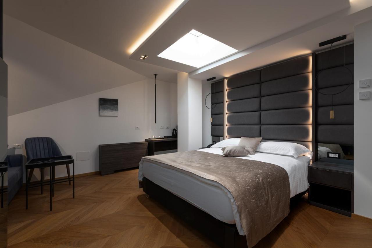 Deluxe Doppelzimmer mit Zustellbett und Dachfenster – Dachgeschoss