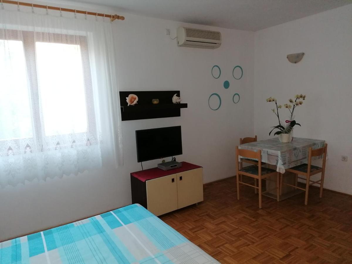 Studio with Patio,1118630802:JPEG