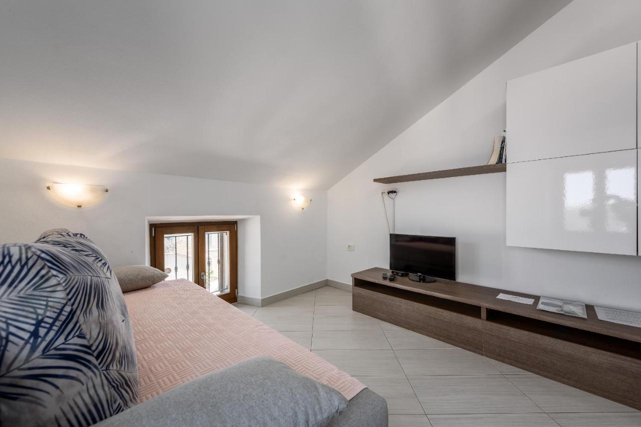One-Bedroom Apartment,1123219206:JPEG