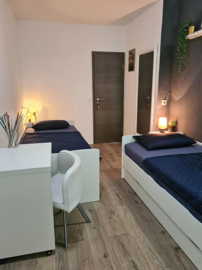 Tweepersoonskamer met 2 Aparte Bedden en Badkamer