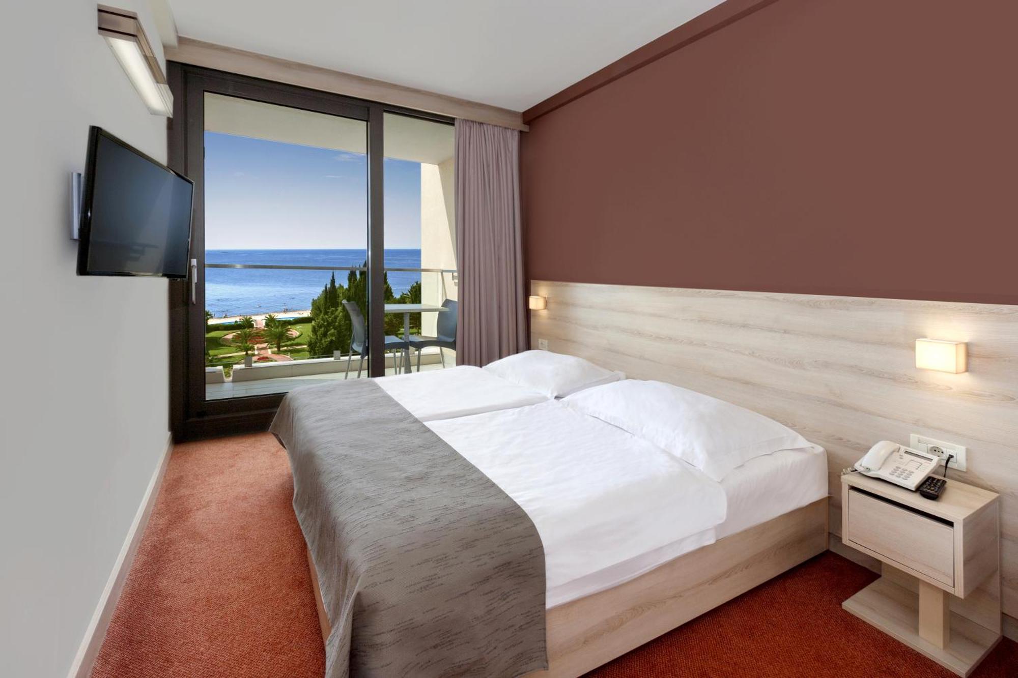 Suite with Sofa Bed and Balcony - Sea View