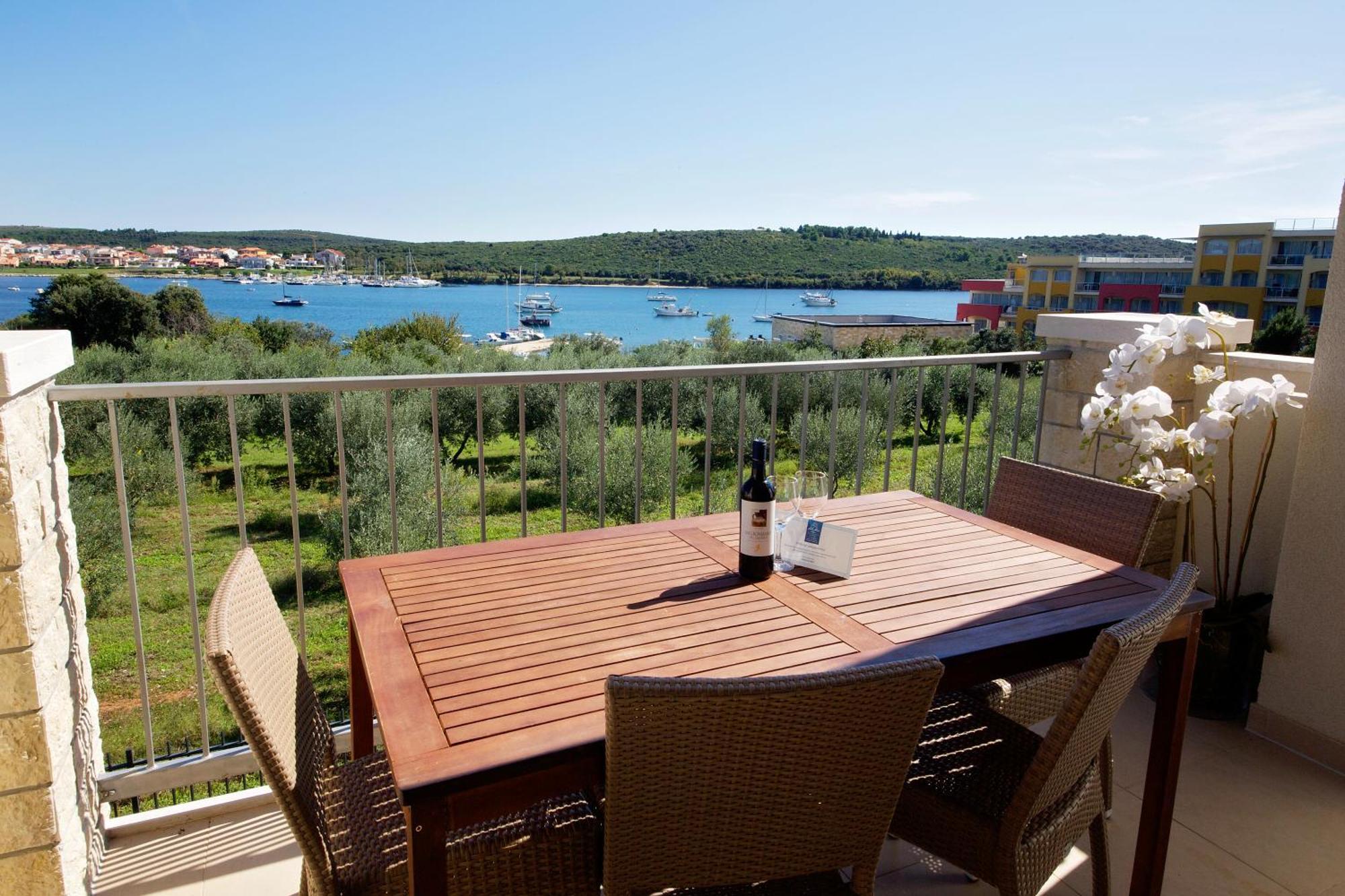 Two-Bedroom Apartment with Balcony and Sea View (6 people)