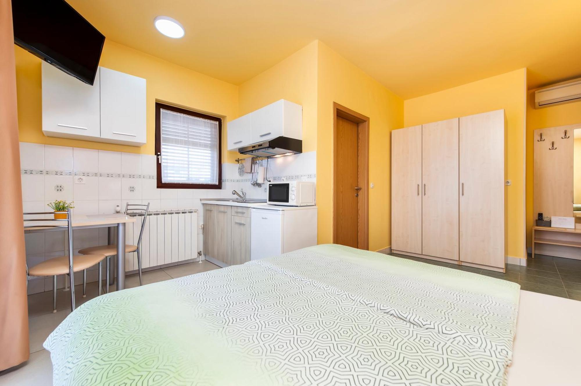 Studio with Balcony,1580189391:JPEG