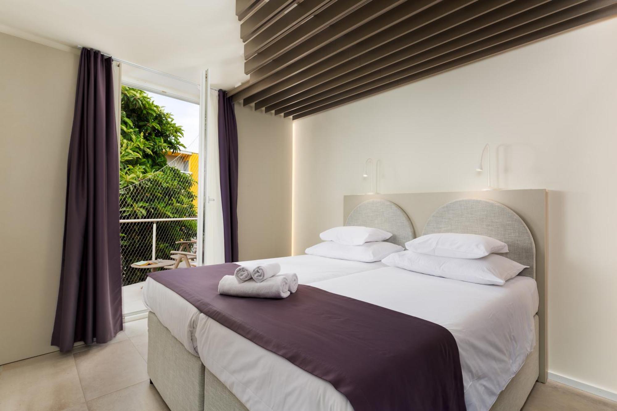 Doppel-/Zweibettzimmer mit Balkon