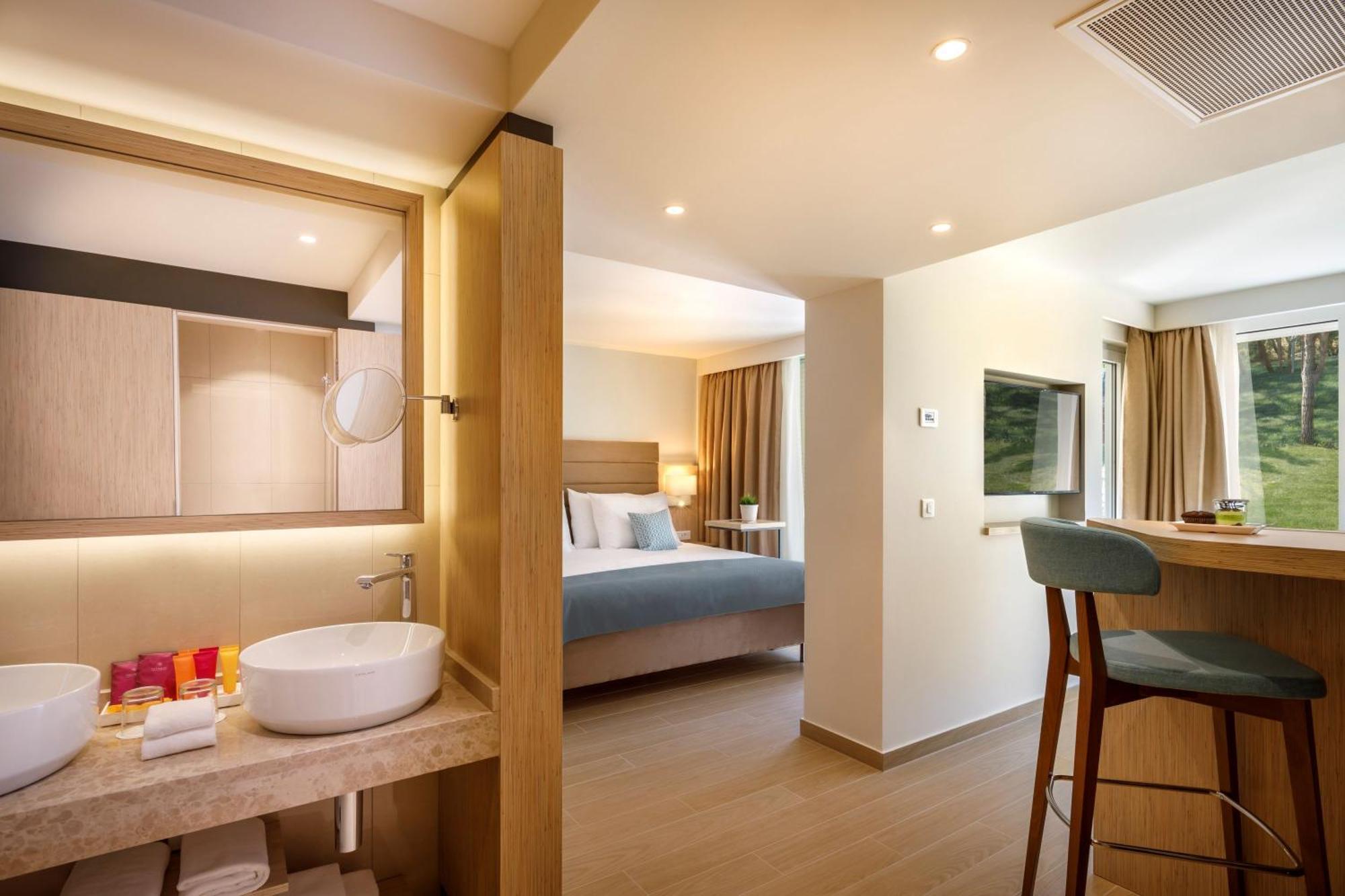 Junior Suite 21 Designed Adults
