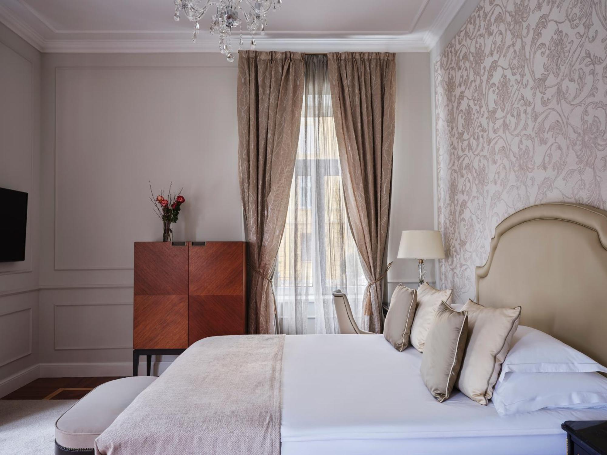 Superior Room with Balcony and Park View,1742719353:JPEG