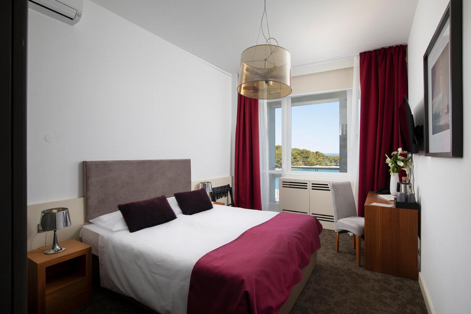 Standard Doppelzimmer mit Balkon und Meerblick