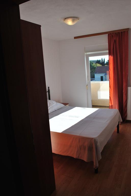 One-Bedroom Apartment with Balcony,211715903:JPEG