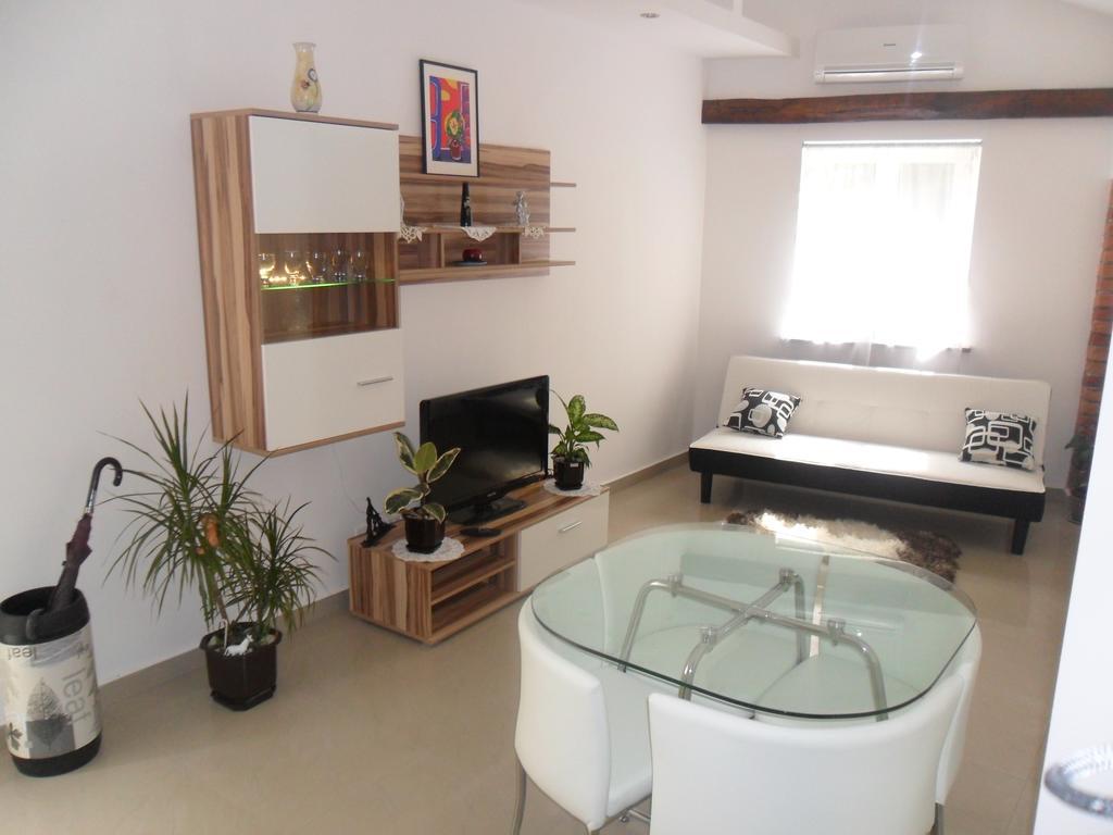 One-Bedroom Apartment,1587525762:JPEG