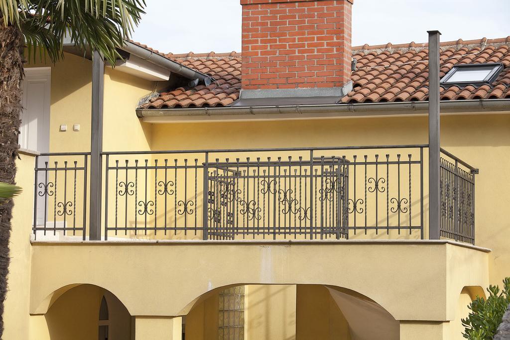 One-Bedroom Apartment with Terrace,240591225:JPEG