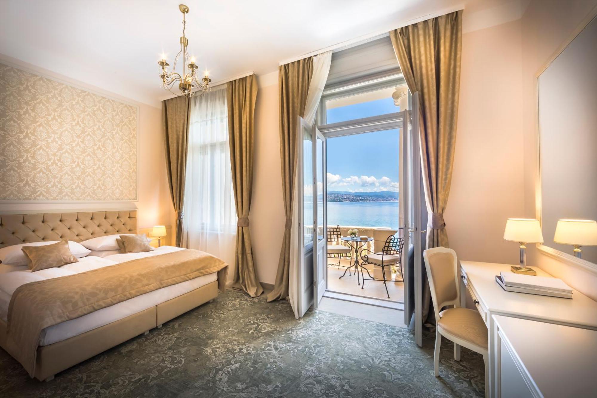 Superior Double Room with Balcony and Sea View