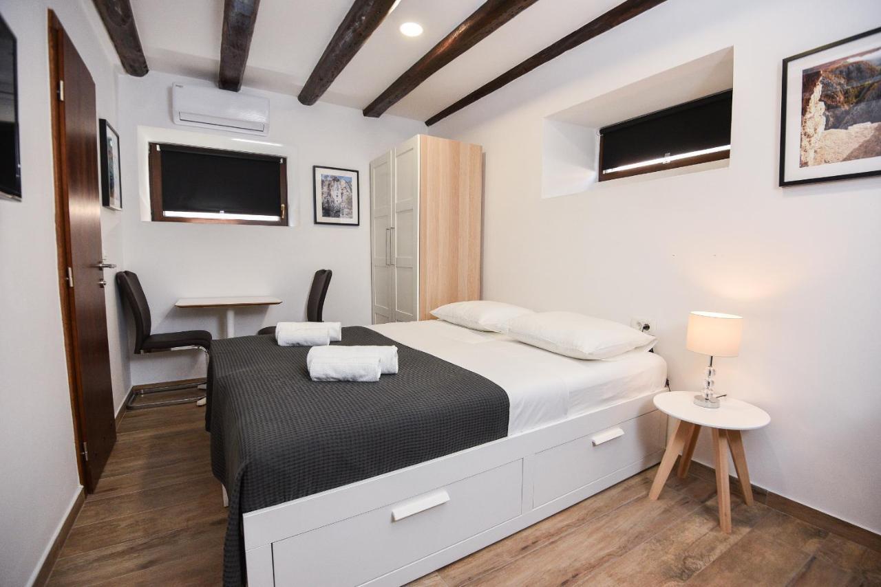 Small Double Room,1246086427:JPEG