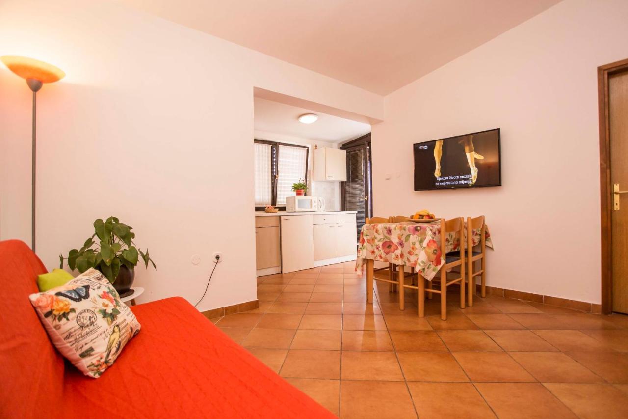 One-Bedroom Apartment (2 Adults + 1 Child),762795913:JPEG