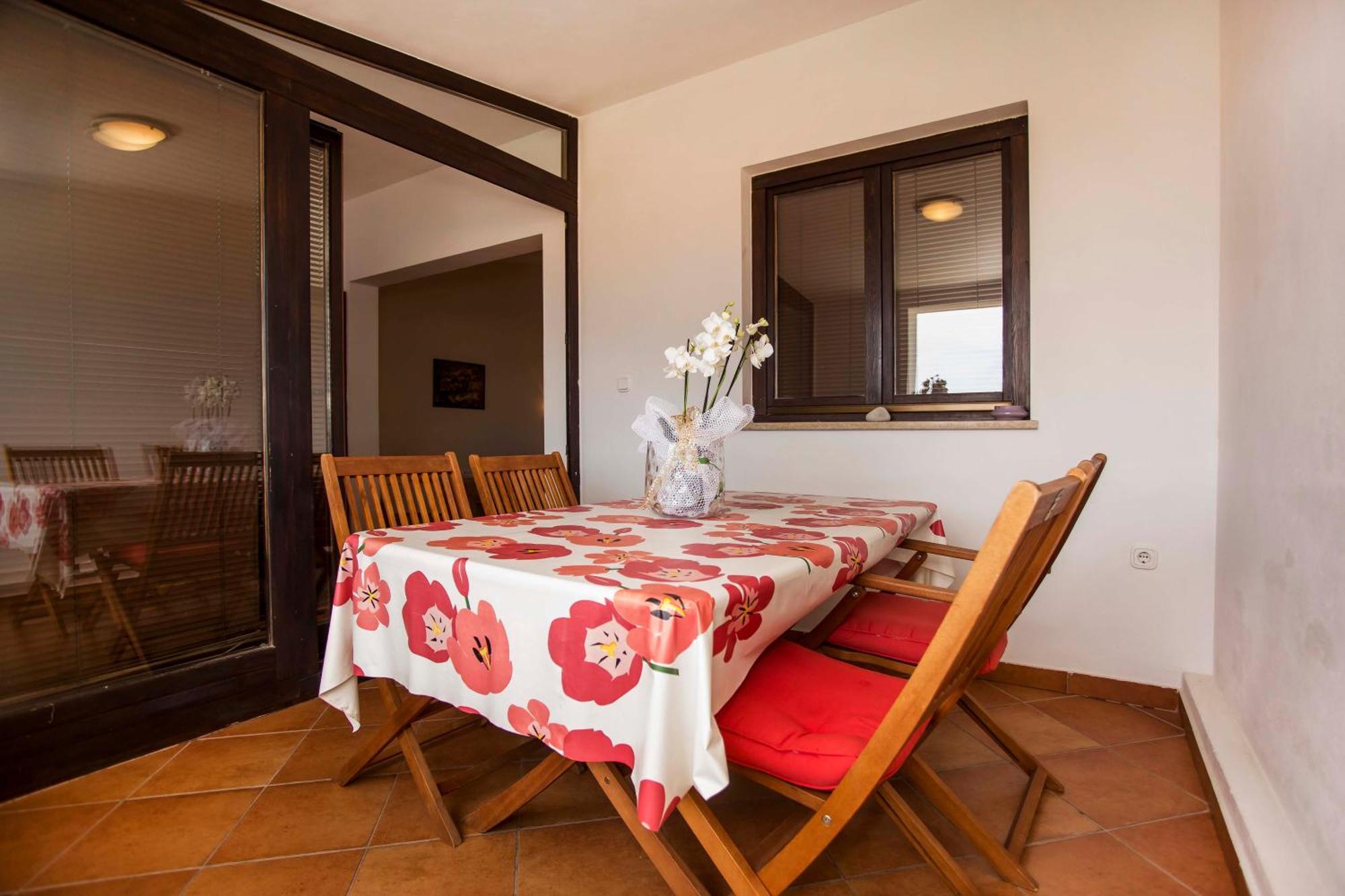 One-Bedroom Apartment (4 Adults),762800398:JPEG