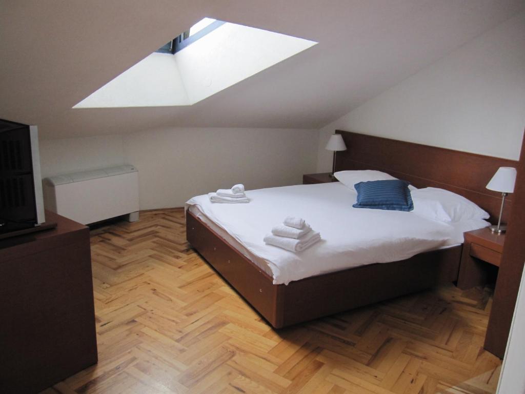 Double Room - Attic,443186505:JPEG