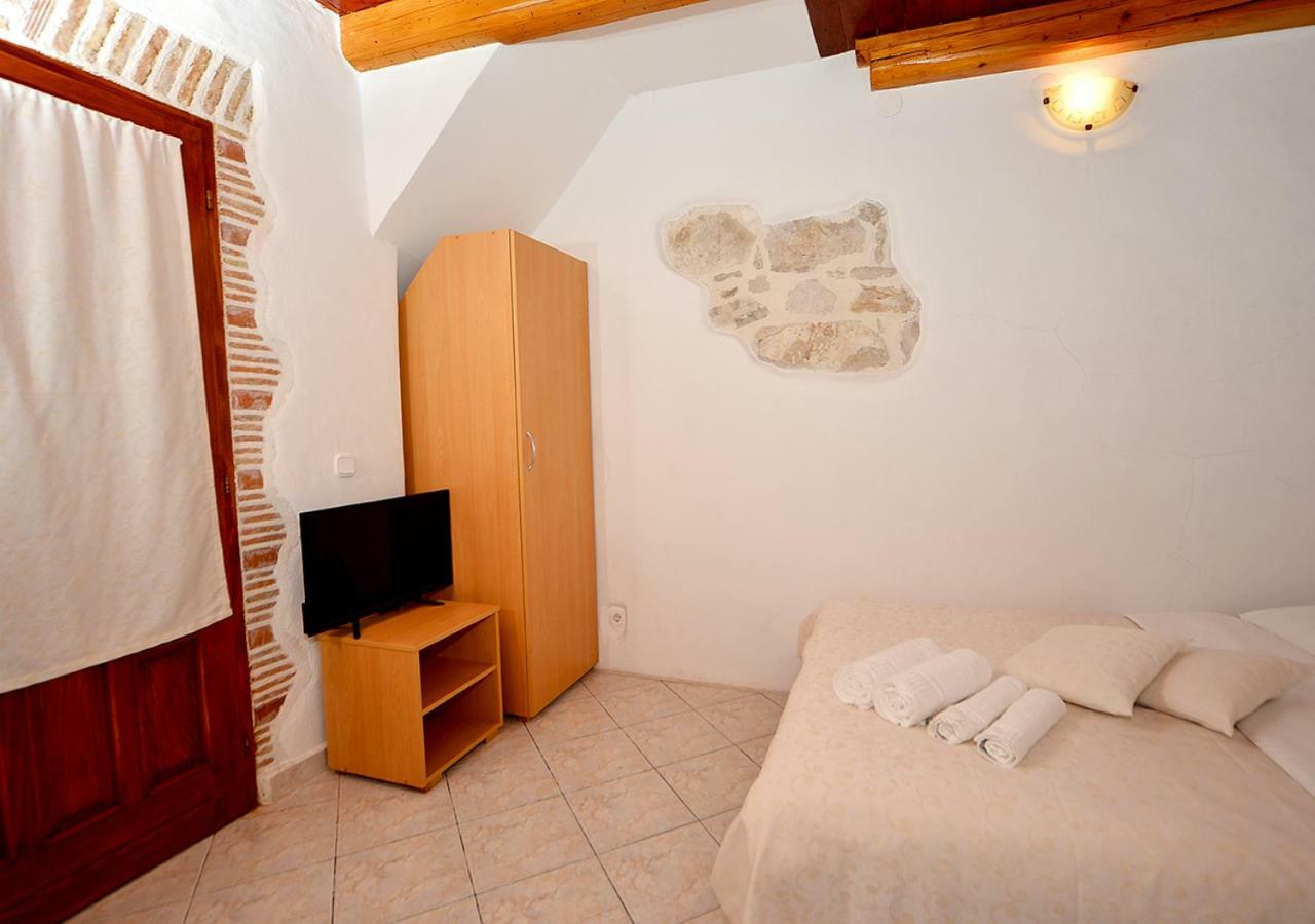 Small Double Room,864017288:JPEG