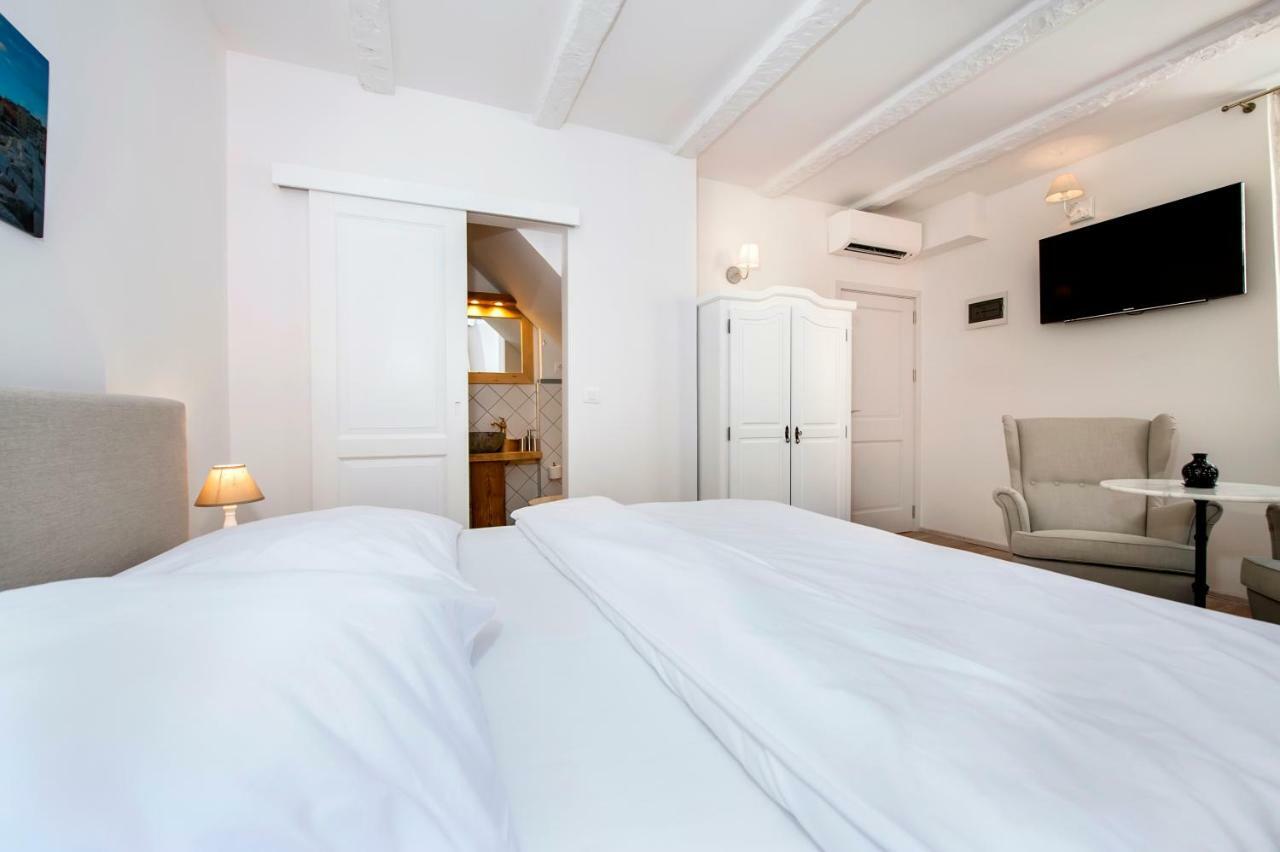 Deluxe Studio,887793940:JPEG