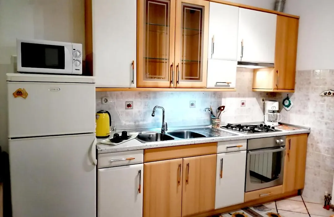 Room And Apartment Lea-1