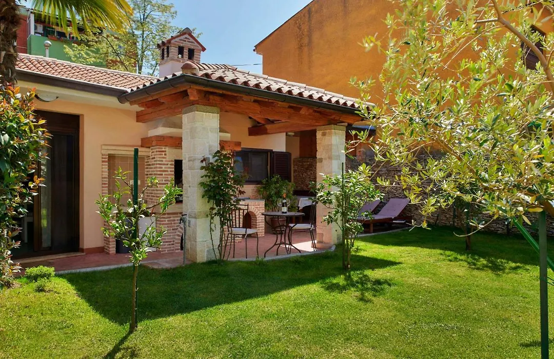 Holiday House Arena-1