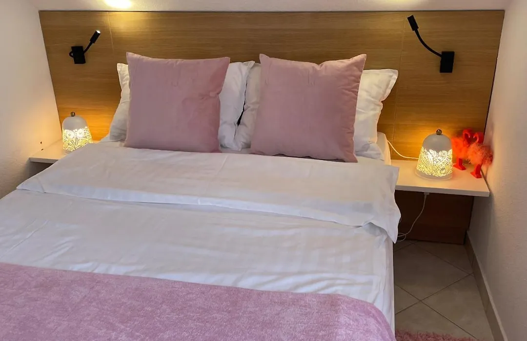 Holiday Home "Mala Kuca " With Heated Pool-1