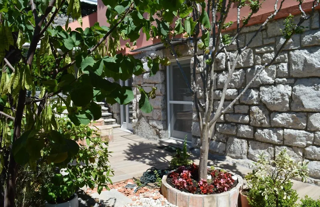 Beba'S Garden Apartment-1