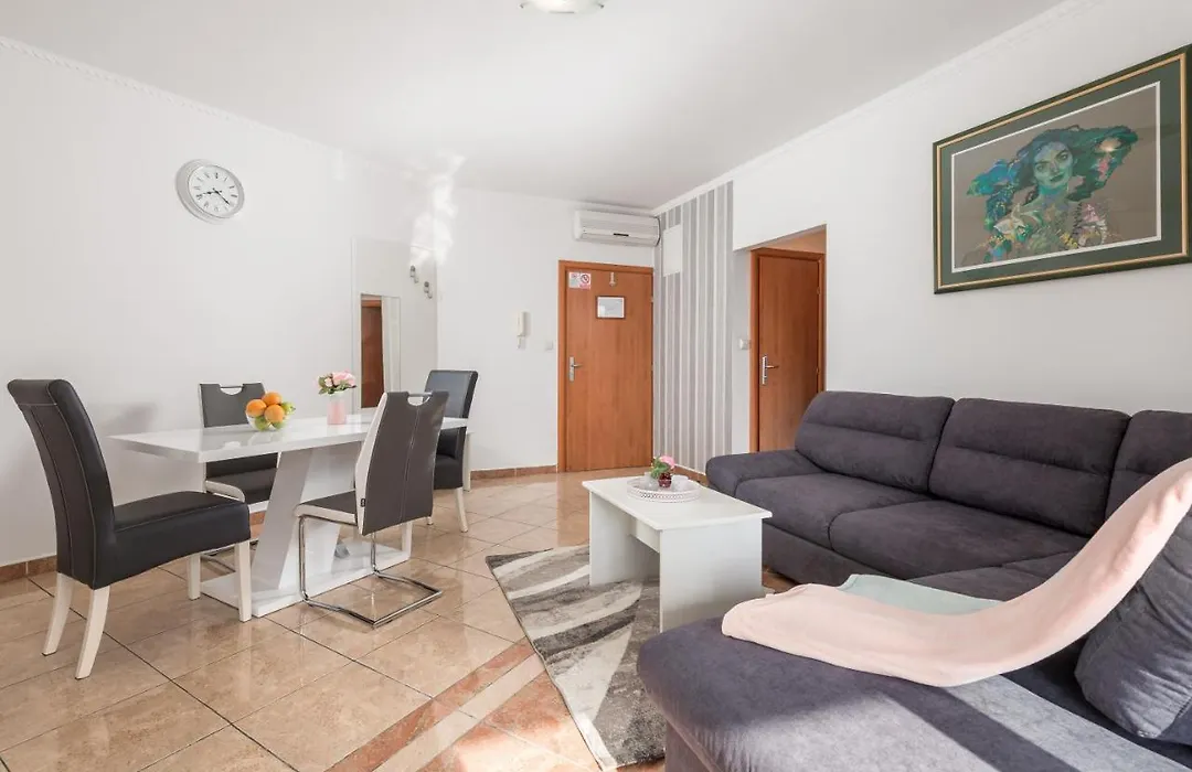 Summer Breeze Apartment With A Pool-1