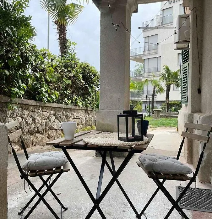 Studio Apartman Lara-1