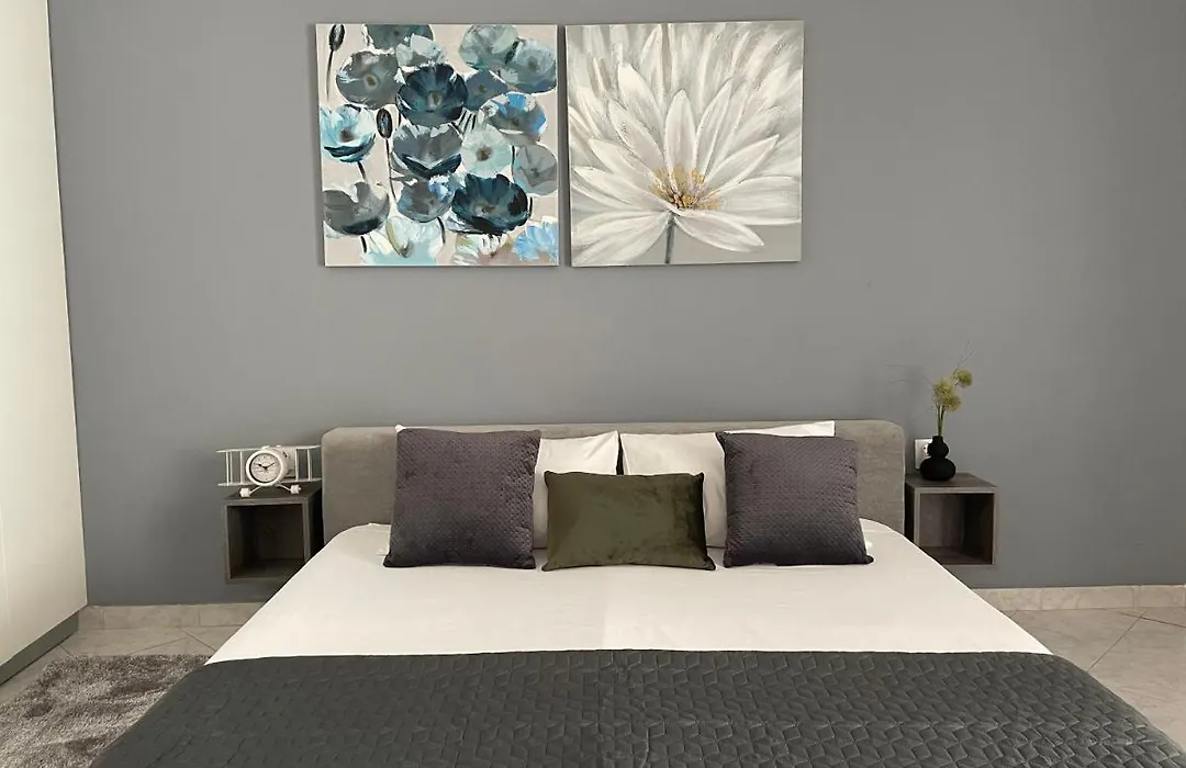 Leone Apartments With Free Parking-1