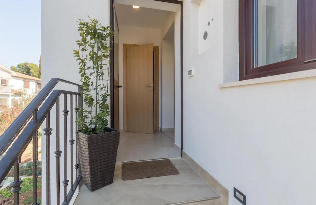 Alex Deluxe Apartments On Beach-1