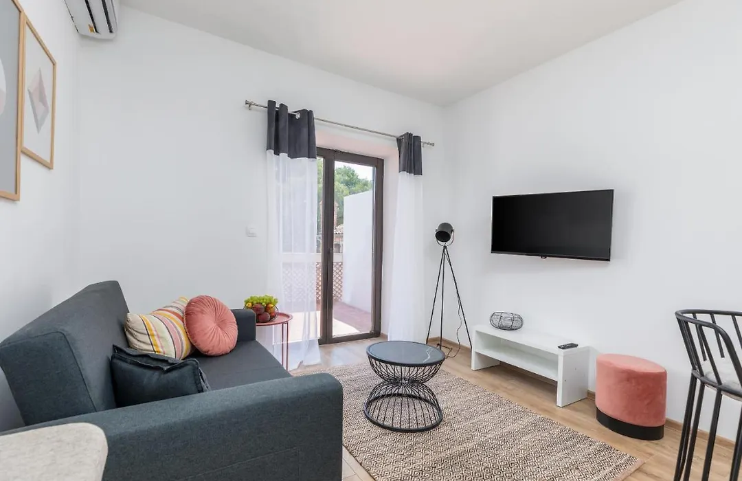 Rooms And Aparments Valbandon 2202-1