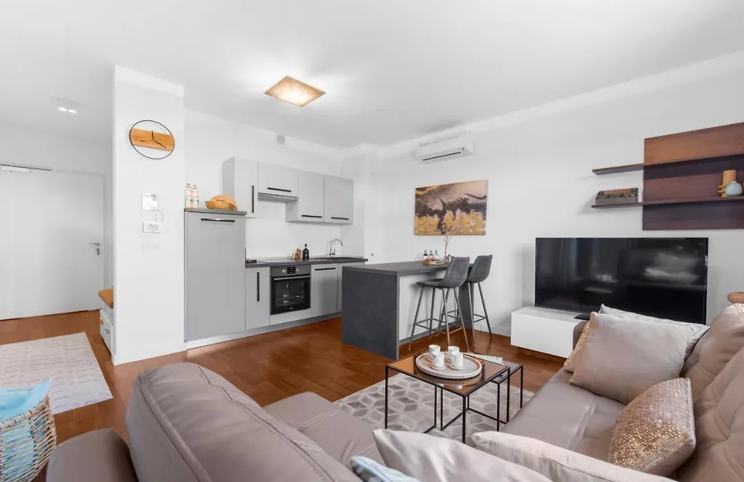 Luxury New Apartment With Private Garden Near The Beach!-1