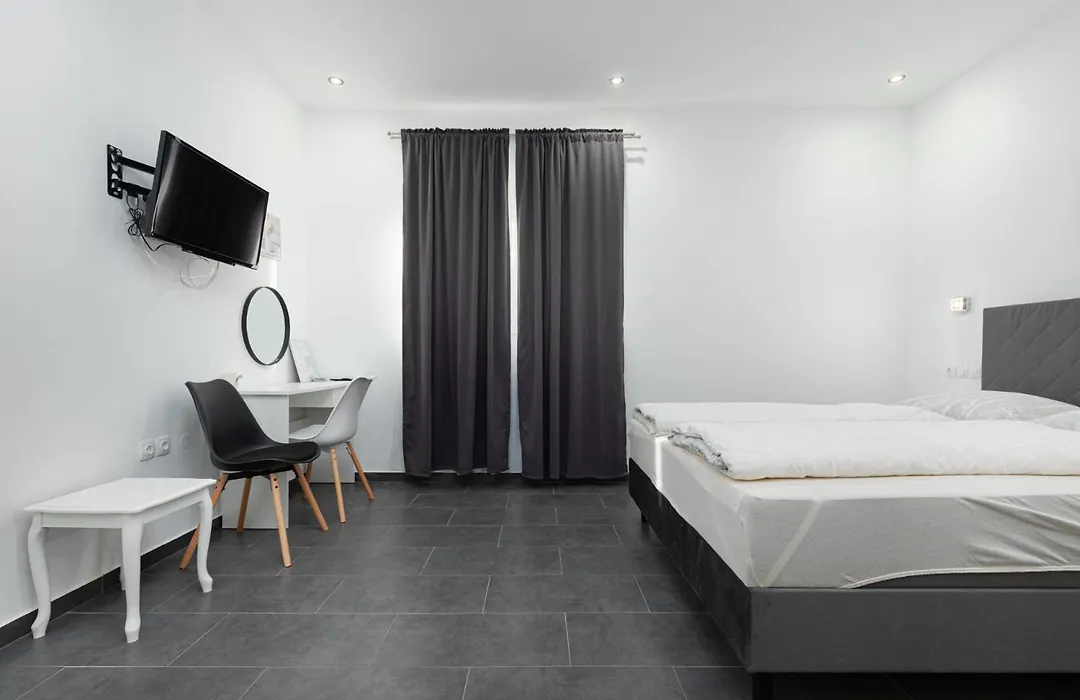 Rooms And Studio Flora-1