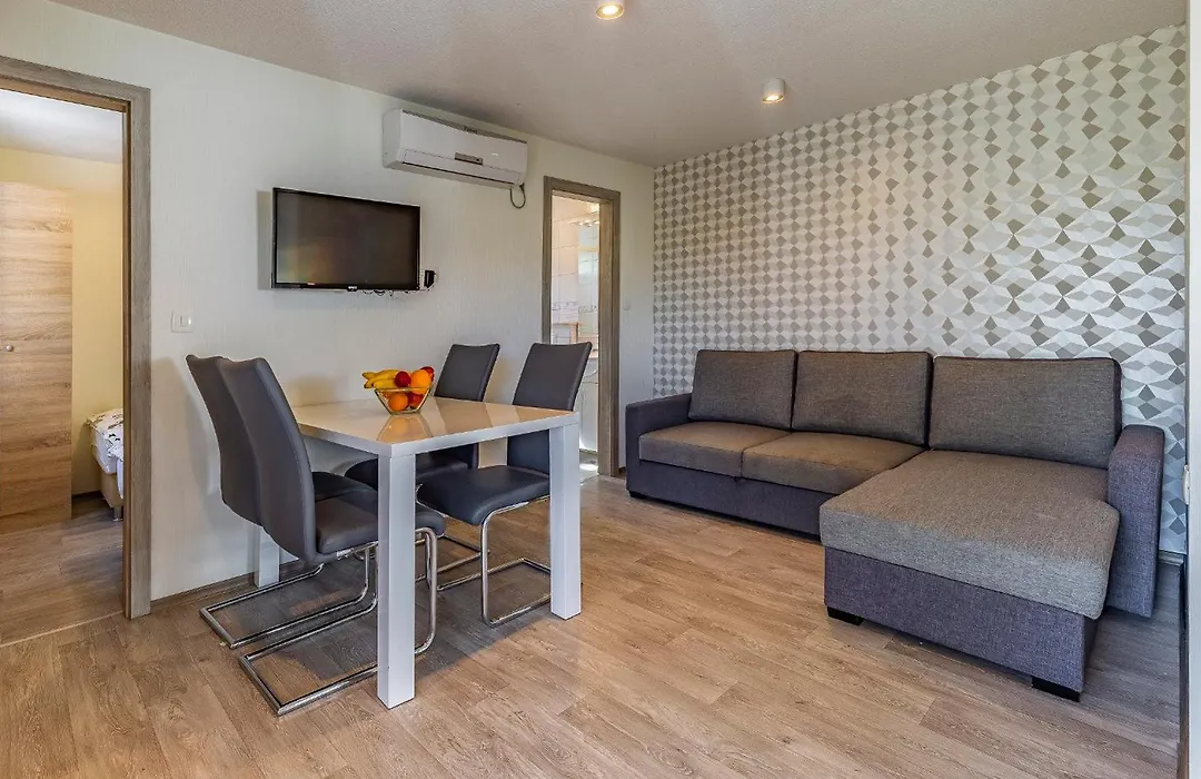 Mobile Home Rojnic-1