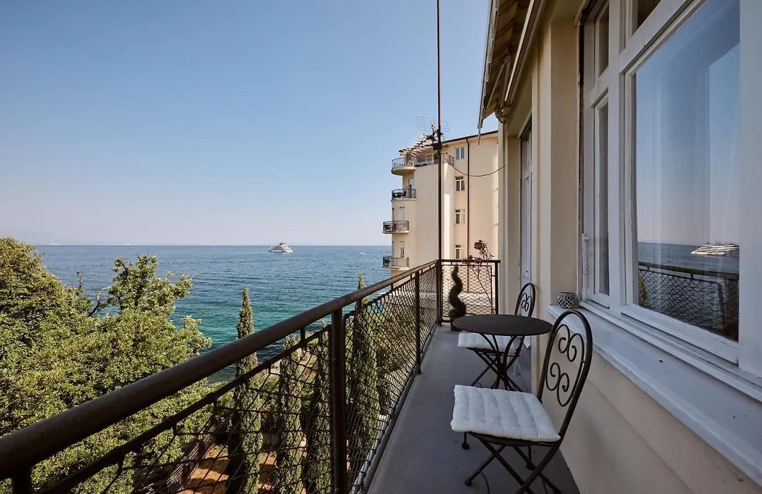 Leona Authentic Beachfront Villa 2Br Apt By Irundo-1