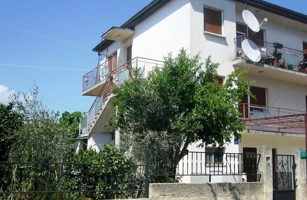 Apt Ingrid-1