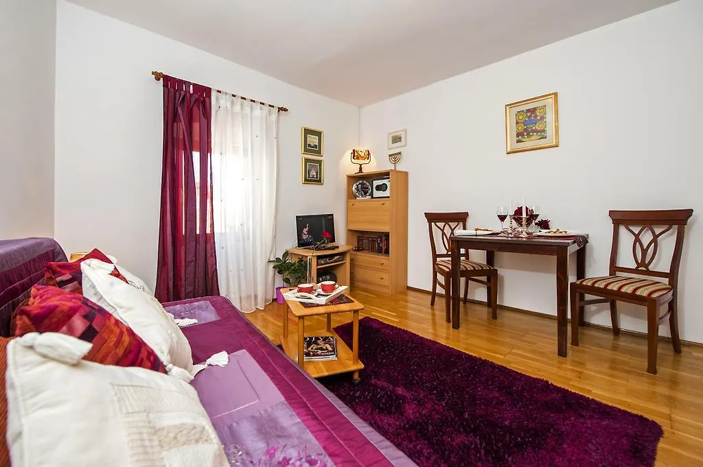 Apartment Main Street Carera-1