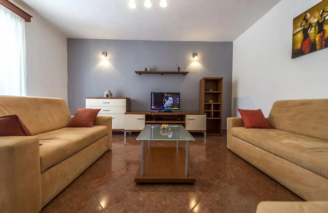 Spacious Three-Bedroom Villa Balun With Pool-1