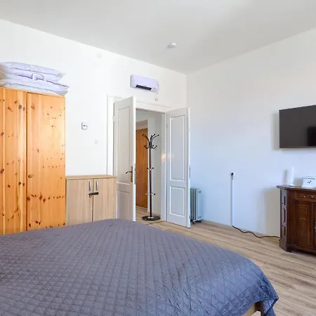 Large Apartment In City Centre Pula!-3