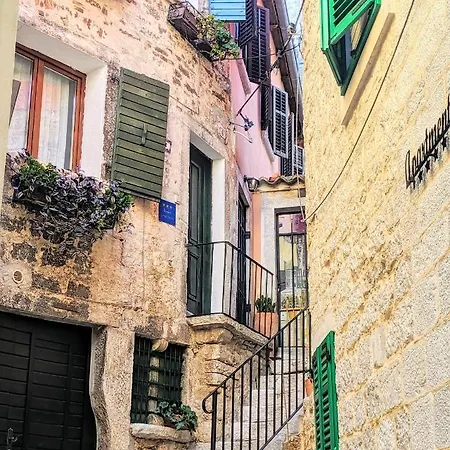 Private Courtyard Medieval Stone Home In Old Town-3