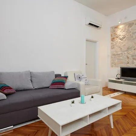 Excellent City Apartment In Antic Pula-2