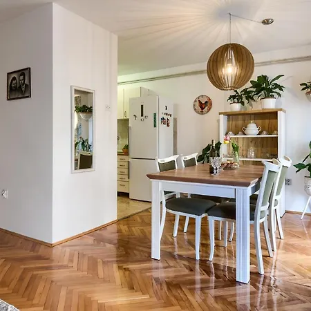 Avocado Apartment City Center- Pet Friendly!-2