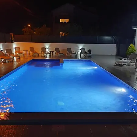 Viktor Rooms And Apartments-3