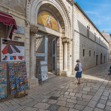 Alice Rooms-2