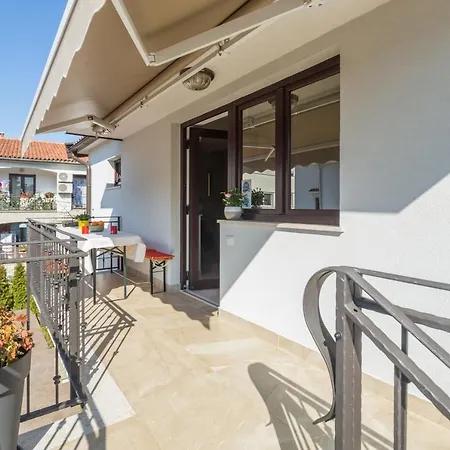 Alex Deluxe Apartments On Beach-3