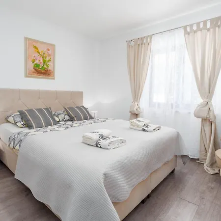 Alex Deluxe Apartments On Beach-2