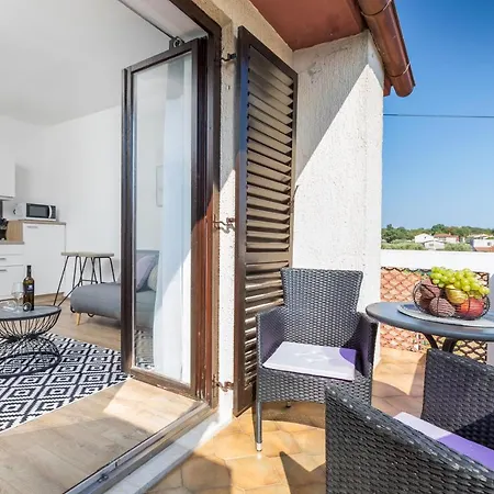 Rooms And Aparments Valbandon 2202-2
