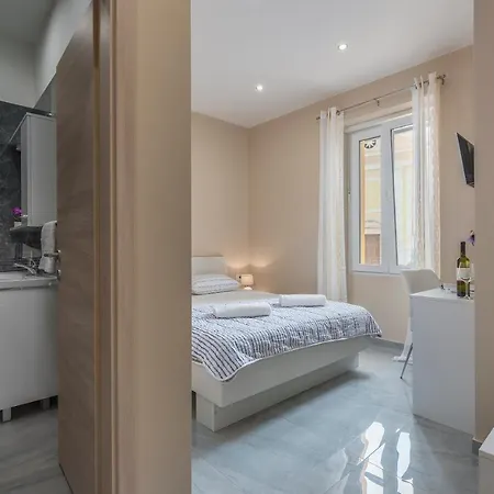 Roberto Rooms-2