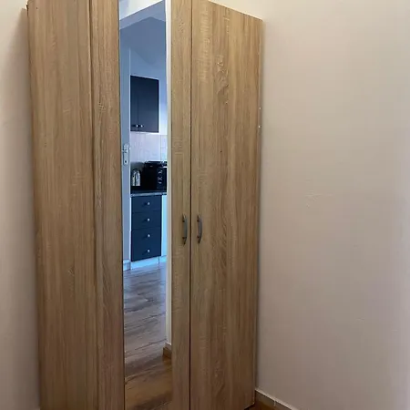 Roman Arch- Low Budget Doublebed Room In Top Center-3