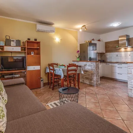 Awesome Apartment In Fazana With Wifi-2